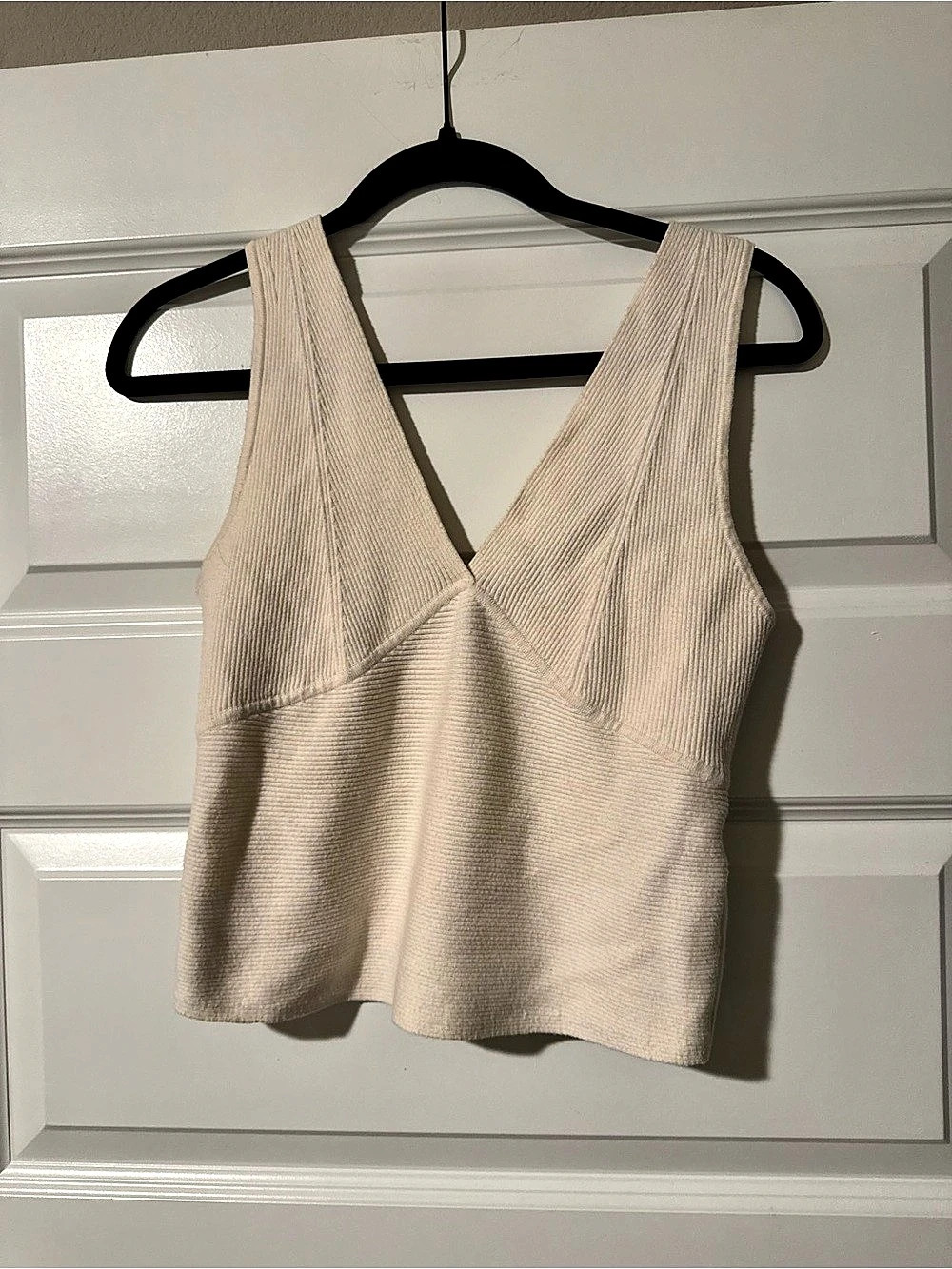 Banana Republic Ribbed V-Neck Tank in Cream Size Medium